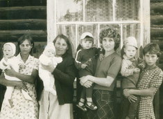 Мамы с детишками в 70-е годы.