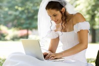 невеста с ноутбуком за компьютером