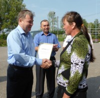 В Красночетайском районе Николай Малов вручил многодетной семье сертификат на покупку кирпича для нового дома.