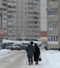 Ходить пешком полезно в любом возрасте. Фото Олега  МАЛЬЦЕВА.
