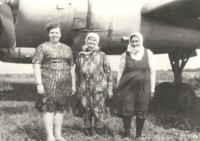 Анна Петровна Сарскова (в центре) у легендарного самолета.
