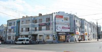 А в доме по улице К. Маркса, 19 – магазины и офисы. Фото с сайта foto.cheb.ru