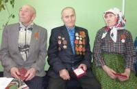 Юбилейные медали получили инвалид Великой Отечественной войны Аркадий Владимиров (в центре) и труженики тыла – Иван Федоров и Анастасия Владимирова.