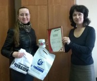 Анастасия Самсонова (слева), как и другие победители нынешнего Тотального диктанта, получила сертификат отличника и подарки от организаторов.