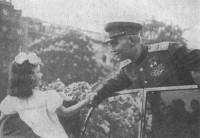 Девочка-пражанка вручает маршалу Ивану Коневу сирень. Май 1945 г.