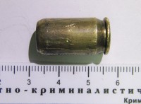 На месте происшествия эксперты обнаружили резиновую пулю от пневматического пистолета, который налетчики использовали при нападении