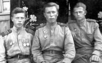 После жарких боев. Румыния, сентябрь 1944 года. Яков Глякин (слева) со своими однополчанами А.П. Кропытовым и Н.Н. Кузнецовым.