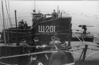 1943 год. Подводная лодка «Щ-201» Черноморского флота швартуется к подлодке «Щ-202».