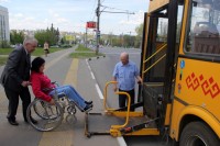 Автобусы с подъемниками, к сожалению, не позволяют инвалидам обходиться без посторонней помощи, поэтому сейчас решено закупать низкопольный транспорт. Фото cap.ru