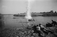 1943 год. Советские воины с боем переправляются через Днепр на подручных средствах. Переправу прикрывает пулеметный расчет.