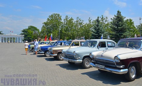 Колонна ретроавтомобилей из Чувашии на площади Нахимова в Севастополе. Фото Алены КАЗАНЦЕВОЙ