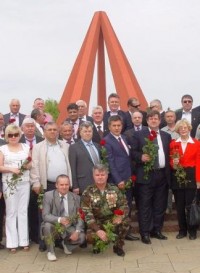 Красные розы – к обелиску. Владимир Яковлев в первом ряду (слева).