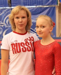 Полина и ее тренер Ирина Николаева. Фото sportgymrus.ru