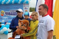 Двухлетний Рома Захаров получил приз, как самый юный участник. Фото Олеси ИГНАТЬЕВОЙ