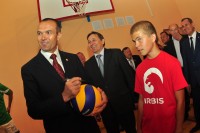 В обновленном спортзале Солдыбаевской школы будут и новые мячи. Фото Олега МАЛЬЦЕВА