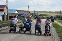 Первыми опробовали дорогу мамы с малышами. Фото с сайта cap.ru