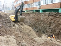 Отмостку дома и благоустройство двора коммунальщики обещают восстановить. Фото cap.ru