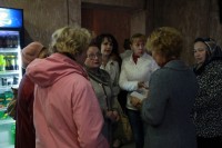 Жители дома № 22 по улице Кадыкова рассказывают о бесчинствах посетителей бара нашему корреспонденту. Фото cap.ru