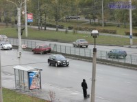 16 октября в 9.30 утра бордовая «восьмерка» снесла два пролета ограждения практически на месте бывшего перехода. Фото Валерия КОЗЛОВА