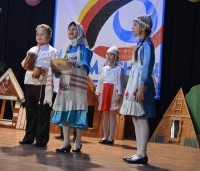 Младшеклассники из Байглычевской школы очаровали жюри исполнением ролей родителей Нарспи. Фото Алены КАЗАНЦЕВОЙ
