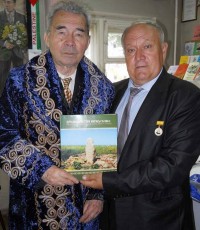 Казахский национальный халат теперь будет согревать чувашского писателя.