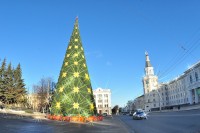 В этом году в Чебоксарах установили новую елку. Фото Олега МАЛЬЦЕВА