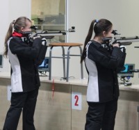 Девушки стреляют с прицелом на чемпионат. Фото cap.ru
