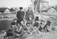 Историческое фото: «Члены даурской экспедиции» на фоне родного села. Фото с сайта Персирланского сельского поселения