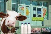 Пакеты с молоком в ожидании новых ценников? Коллаж «СЧ»