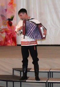Звонко поет гармонь в руках Алексея Иванова. Фото автора