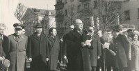  Семен Ислюков (в центре), Андриян Николаев (первый слева) и Илья Прокопьев (второй слева)во время открытия памятника Юрию Гагарину. 12 апреля 1976 года. Фото Госархива современной истории ЧР