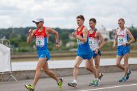 Они шли к намеченной цели по новому асфальтовому покрытию. Фото Максима ВАСИЛЬЕВА