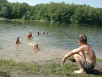 Как оборудовать место для купания, должны думать взрослые. Фото Вячеслава РОМАНОВА из архива редакции