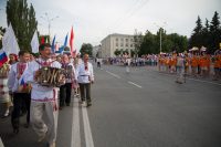 Автомобилисты уступают дорогу участникам праздника. Фото Максима ВАСИЛЬЕВА из архива редакции
