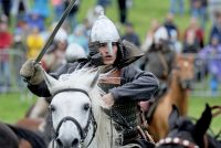 Храбрый викинг Евгений оседлал строптивого коня. Фото cap.ru