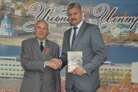 Владимир Викторов (справа) поздравил Григория Алексеева с заслуженной наградой.
