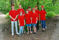 Для работы ребятам выдали фирменные красные футболки и кепки – ярко и практично! Фото группы компаний «АБС Электро»