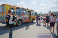Туристический автобус украсили цитатой из поэмы “Нарспи”. Фото Максима ВАСИЛЬЕВА