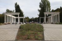 Колоннада на входе, несомненно, украсит парк, а для торговли можно найти другое место. Фото cap.ru
