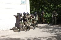 Еще несколько минут – и «заложники» будут освобождены. Фото МВД по Чувашии