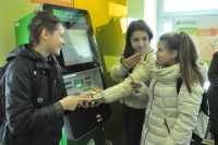 Обращаться с деньгами и банковскими картами дети должны научиться еще в школе, считают эксперты. Фото Олега МАЛЬЦЕВА