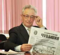 Каждое утро профессор Владимир Мутиков начинает с зарядки и прочтения любимой газеты. Фото Олега МАЛЬЦЕВА