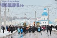Начало торжествам положил крестный ход по центру Чебоксар. Фото Олега МАЛЬЦЕВА