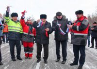 Торжественный момент. Глава Республики Саха (Якутия) Егор Борисов (в центре) и генеральный директор ПАО «Дорисс» Всеволод Рощин (крайний справа) открывают новую дорогу.