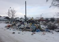 Груду мусора на улице Кирова припорошило первым снегом… Фото читателей Канаша специально для «СЧ»