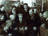 Персональный пенсионер Николай Никитин встречается с чебоксарскими школьниками-пионерами. (Фото начала 60-х годов).