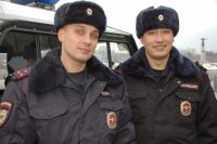 Сотрудникам полиции Денису Федорову и Денису Королеву на время пришлось побыть пожарными. Фото 21.мвд.рф