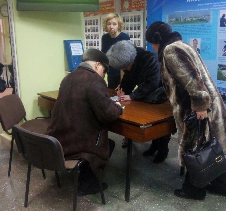 После встречи жители оставили свои пожелания по улучшению благоустройства. Фото cap.ru