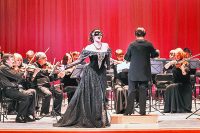 В программе концерта – знаменитые на весь мир вальсы, польки, увертюры и арии из любимых оперетт.