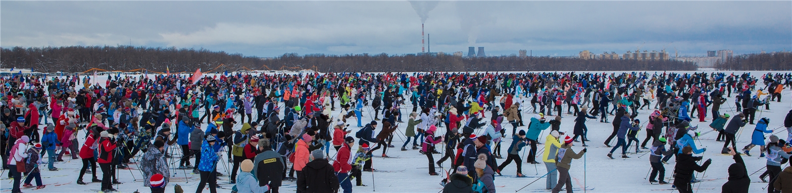  Армия лыжников в Чебоксарах заполнила стартовое пространство площадью 250 на 110 метров. Фото cap.ru